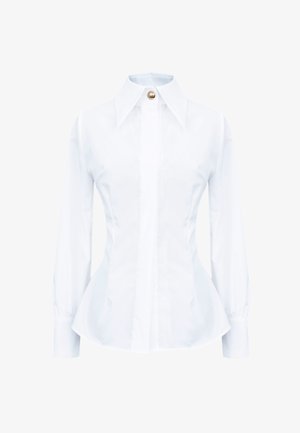 Biała bluzka o dopasowanym kroju, z długimi bufkowymi rękawami, zaostrzonym kołnierzykiem i złotym zapięciem pod szyją. Gładka faktura materiału.