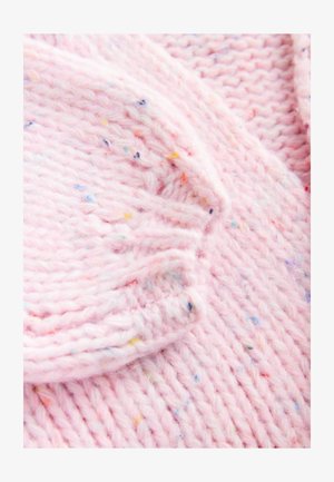 Vaaleanpunainen neulottu kangas, jossa on teksturoitu, paksu kuvio ja monivärisiä pilkkuja ympäriinsä, luoden pehmeän ja kodikkaan vaikutelman.
