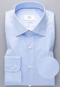 Lichtblauw, modern fit overhemd gevouwen met een puntige kraag. Katoenen materiaal, knoopsluiting aan de voorkant met witte knoppen en een lateraal textuurdetail.