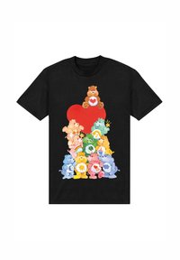 Zwarte t-shirt met een gestapeld ontwerp van cartoonberen in verschillende kleuren en patronen, gecentreerd rond een groot rood hart.
