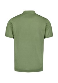 Korte mouwen polo shirt in olijfgroen. Heeft een zachte textuur, kraag en gedetailleerde stiksel op de mouwen. Effen achterkant.