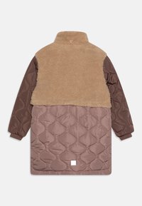 Lange gewatteerde jas met een bruine textuur fleece op de bovenrug en bruin satijnen gewatteerde mouwen, plat weergegeven met de achterkant naar voren.