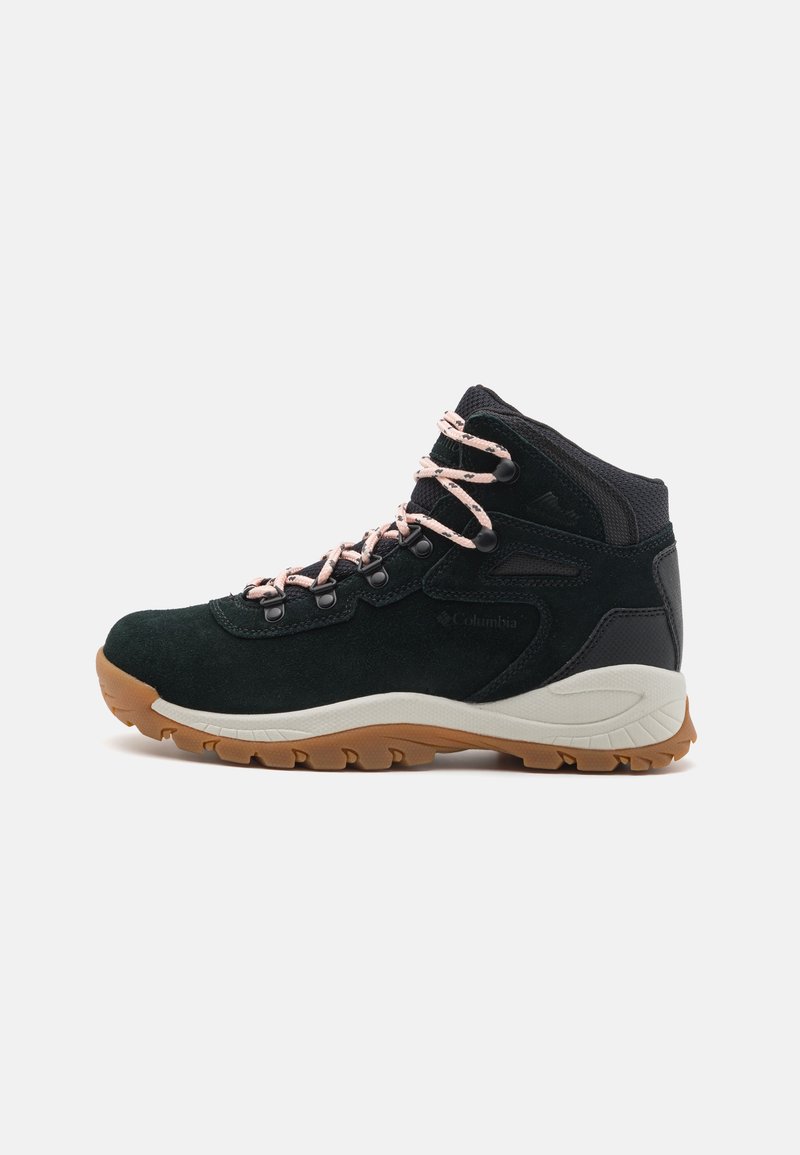 Bota de caminhada em camurça preta com atacadores cor-de-rosa, design de cano alto, sola de borracha, e tornozelo almofadado. Apresenta o logótipo na lateral e parte superior texturizada.