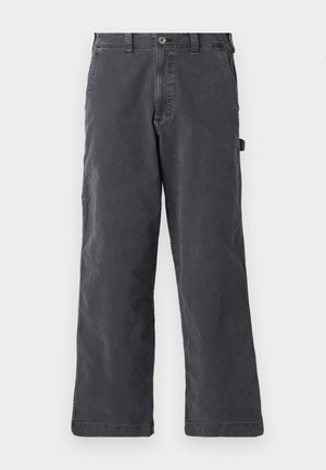 Pantalons droits gris foncé en coton. Comprend des passants de ceinture, une fermeture à bouton et des poches latérales pour plus d'utilité. Fini doux et texturé.