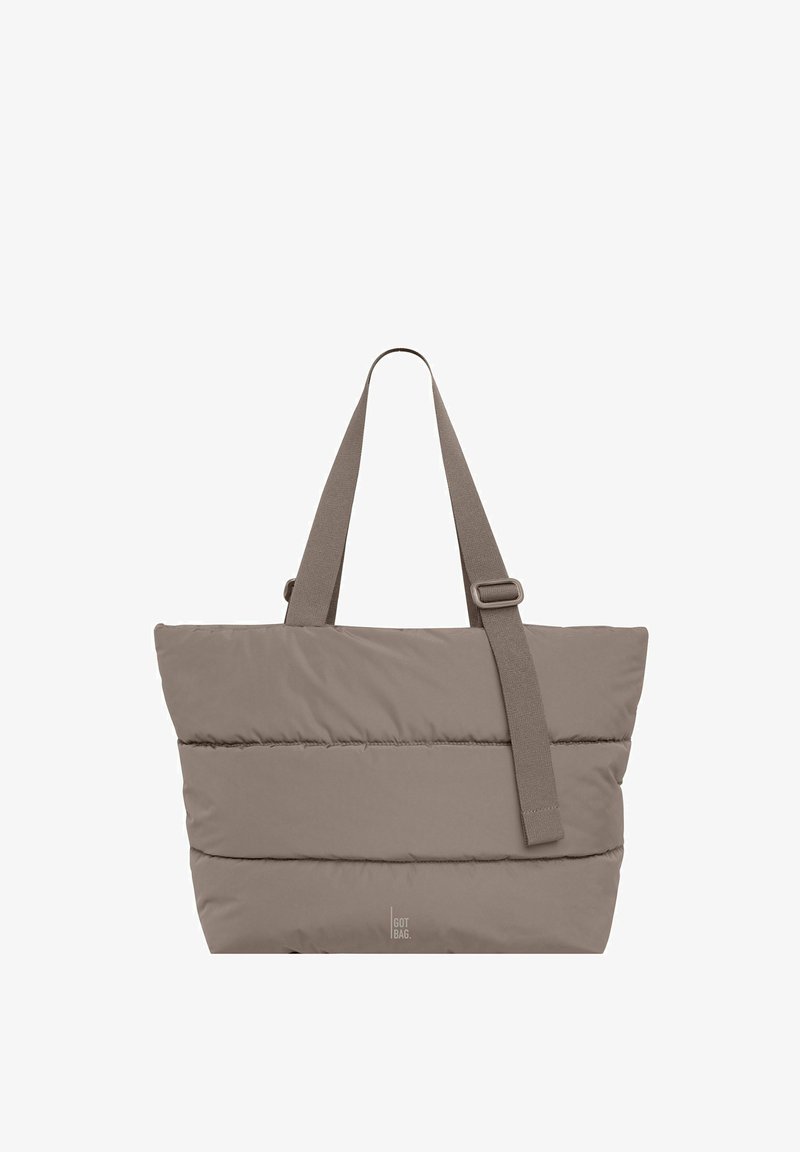 Beige, gewatteerde totebag met twee brede schouderbanden en horizontale stikdetails. Gemaakt van zachte, textuurstof. Bevat het merlogo.