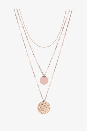 Tre-lags roseguld halskæde med en glat, rund vedhæng og en tekstureret skivevedhæng. Kæderne har varierende længder og led.