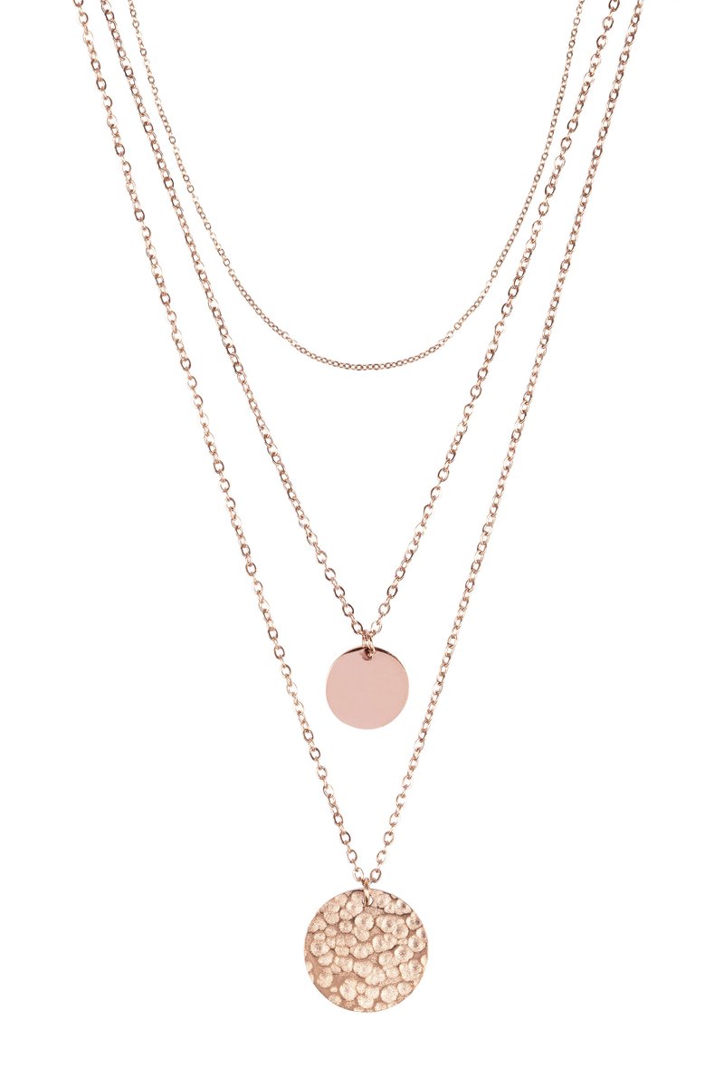 Rose gold kerroksellinen kaulakoru, jossa on kolme eri pituisista ketjua; kaksi pyöreää riipusta, yksi sileä ja toinen teksturoitu.