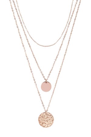 Collar de tres capas en oro rosa que presenta un colgante circular liso y un colgante de disco texturizado. Las cadenas tienen longitudes y eslabones variados.