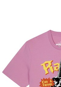 Roze katoenen t-shirt met korte mouwen, met een grafische print van een kat, tekst in geel en oranje, en zwarte accenten in het ontwerp.