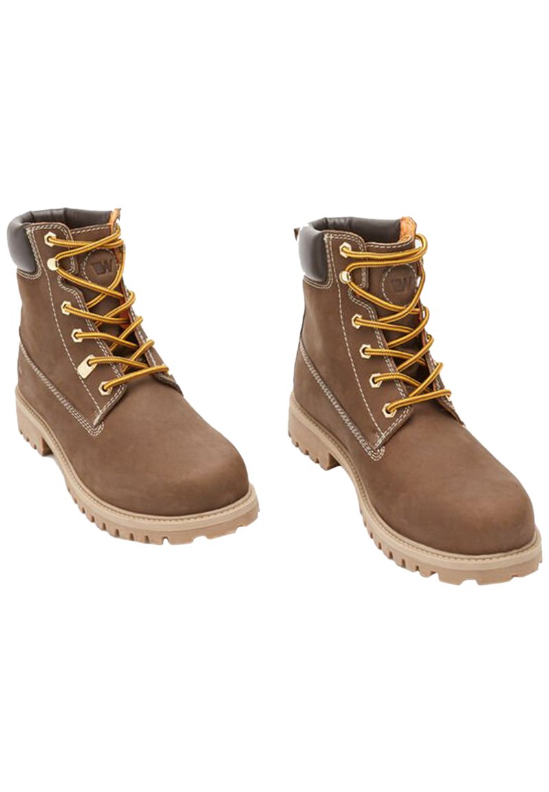 Botas de trabajo de cuero marrón con cordones amarillos, cuello acolchado, suela rugosa y costuras en contraste. Punta reforzada y detalle del logo en la lengüeta.