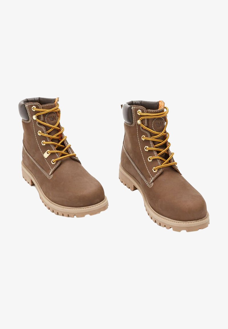 Stivali da lavoro in pelle marrone con lacci gialli, collare imbottito, suola robusta e cuciture a contrasto. Punta rinforzata e dettagli con logo sulla linguetta.