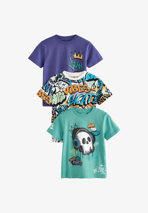 Kolm graafilist T-särki: lillakas särk krooni disainiga, valge särk värvilise graffitiga ja türkiissinine särk, millel on kolju ja kõrvaklapid.