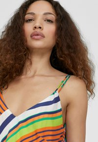 Abito a spalline con scollo a V, caratterizzato da righe orizzontali arancioni, verdi, blu e bianche. Tessuto leggero con vestibilità morbida.