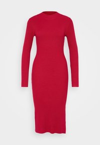 Robe rouge en maille côtelée avec manches longues, col montant et silhouette ajustée, présentant une texture fine et une longueur mi-mollet.
