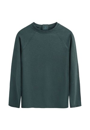 Maglietta a maniche lunghe verde scuro con scollatura rotonda, maniche raglan e una consistenza liscia; etichetta visibile al collo.