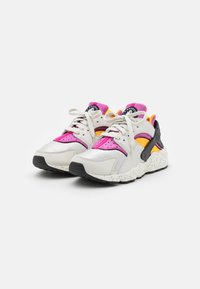 Nike Sportswear AIR HUARACHE UNISEX - Sapatilhas - light bone/university gold/black/lethal pink