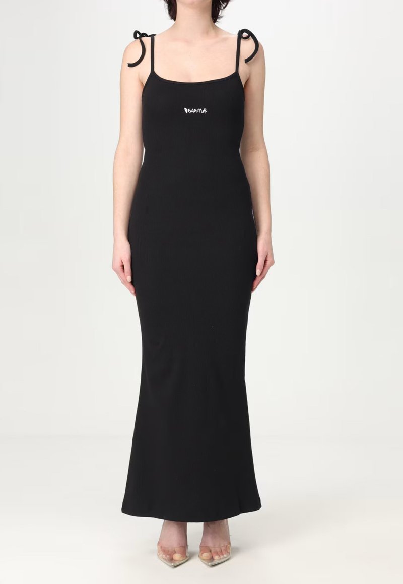 Abito maxi nero a coste con spalline sottili legate sulle spalle, silhouette aderente, con un dettaglio del logo sul davanti e orlo lungo fino al pavimento.
