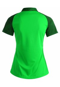 Groene sport polo shirt met een effen voorkant en korte mouwen, voorzien van een gestructureerd groen en zwart gestreept ontwerp op de schouders.