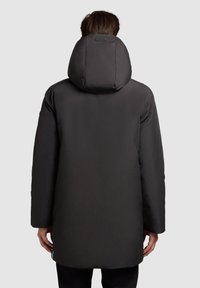 Sort isoleret parka-jakke med hætte, lange ærmer og lige snit, med en glat, mat finish og elastiske manchetter.