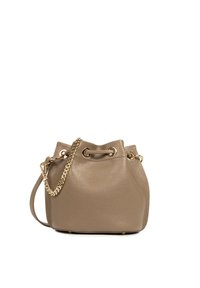Sac seau en cuir taupe texturé, doté d'un dessus à cordon, de quincaillerie dorée et d'une bandoulière amovible en chaîne.