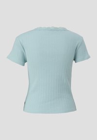 Jasnoniebieska, prążkowana koszulka z krótkim rękawem, z falbaniastym dekoltem i dopasowanym krojem; miękka w dotyku z lekkim streczem.