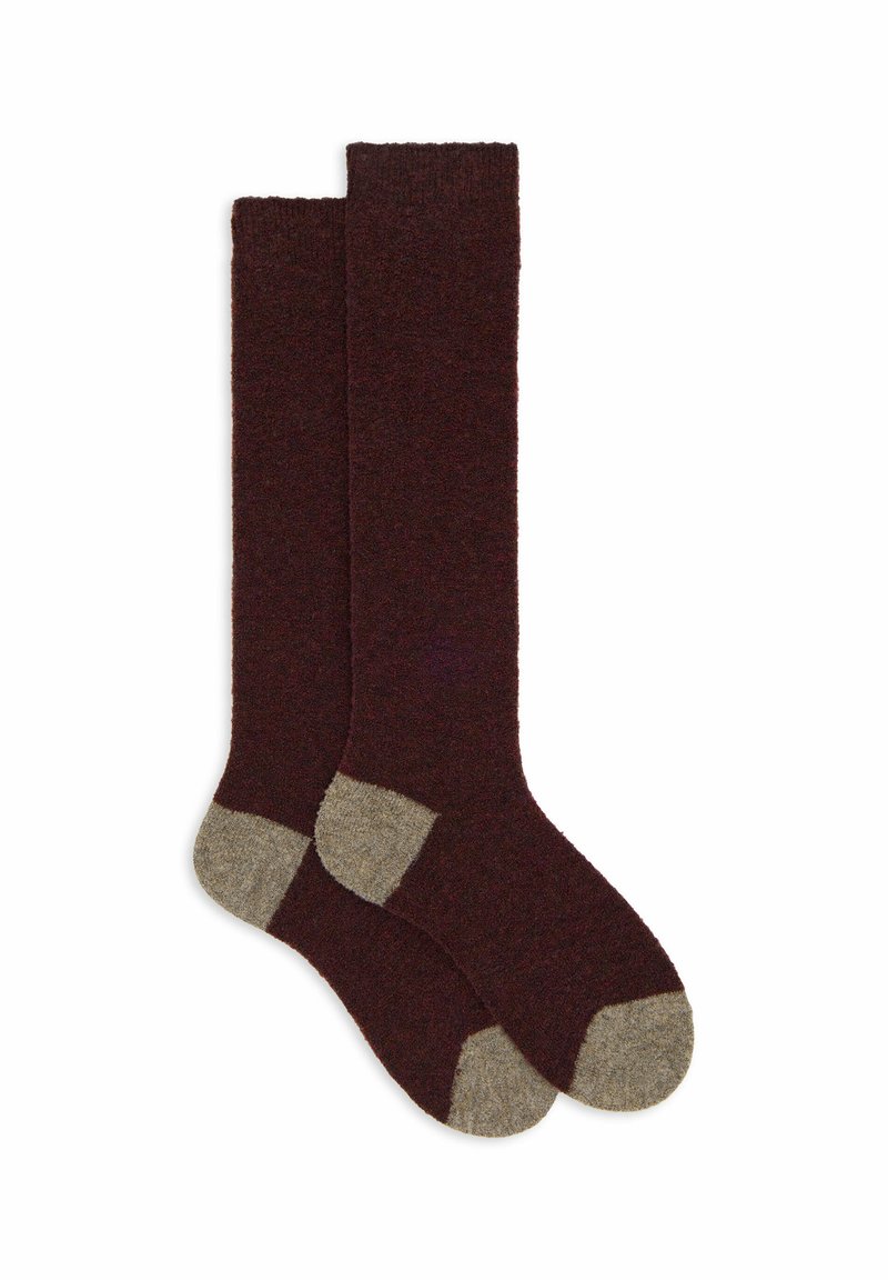 Ein Paar knielange, dunkelbraune Socken mit hellgrauen Fersen- und Zehenbereichen, flach auf einem weißen Hintergrund ausgelegt.