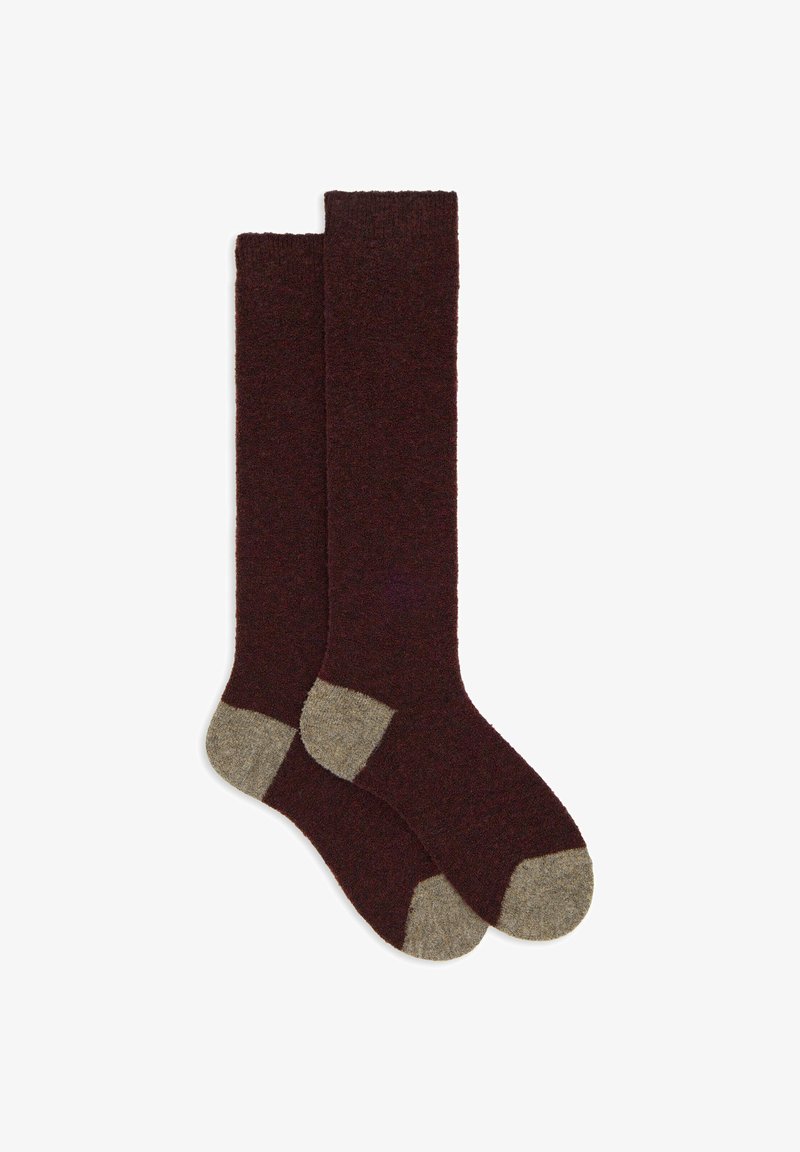 Ein Paar knielange, dunkelbraune Socken mit hellgrauen Fersen- und Zehenbereichen, flach auf einem weißen Hintergrund ausgelegt.