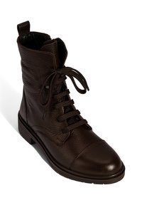 Donkerbruine leren enkelboot met ronde neus, details op de neus, veters, een lus aan de hak en een gestructureerde zool.