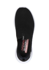 Svart strikket slip-on sneakers med hvit såle, med en minneskum såle og et lite elastisk bånd ved åpningen for enkel bruk.