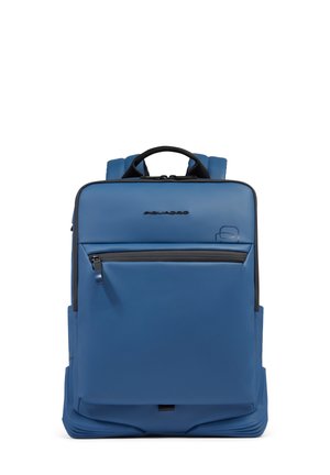 Blauer rechteckiger Rucksack mit vorderer Reißverschlusstasche, schwarzem Griff, gepolsterten Schultergurten und minimaler Markenkennzeichnung auf glatter Oberfläche.