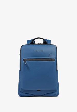 Mochila rectangular azul con bolsillo frontal con cremallera, asa negra, correas de hombro acolchadas y marca mínima en superficie lisa.