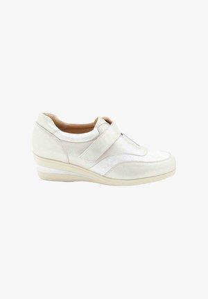 Witte lederen schoen met een klittenbandsluiting, afgerond ontwerp, subtiele textuur en een wedge zool met lichte accenten en stiksels.