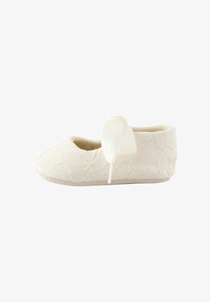 Witte ballerina met een kantpatroon, ronde neus, zachte stof bovenkant, platte zool en een decoratieve lintaccent.
