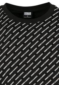 Schwarzes T-Shirt mit einem durchgehenden, wiederholten weißen Textmuster von "URBAN CLASSICS." Rundhalsausschnitt mit glatter Textiloberfläche. Größe M.