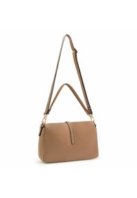 Braune synthetische Handtasche mit rechteckiger Form, einem Frontklappenverschluss und einem abnehmbaren Schulterriemen. Akzente in Goldton.