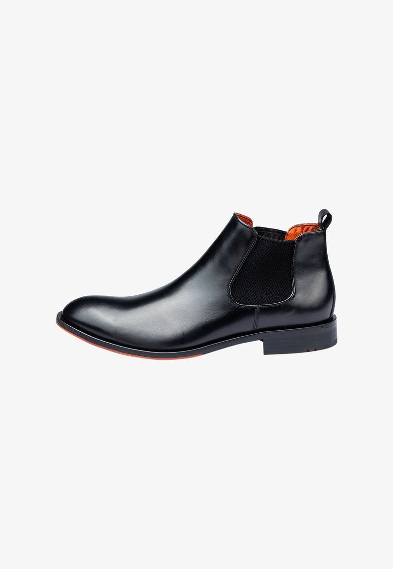Zwarte leren Chelsea boot met elastieken zijkanten, oranje binnenvoering, gladde textuur en een subtiele rode accent op de zool.