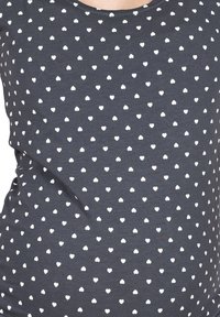 Grauer Stoffoberteil mit einem Muster aus kleinen weißen Herzen, mit einem runden Ausschnitt und einer weichen, glatten Textur.