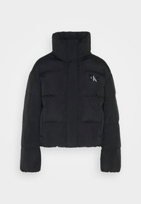 Sort pufferjakke med høj krave, quiltet design, cropped pasform og et lille logo-patch på venstre bryst. Blødt, tekstureret stof.