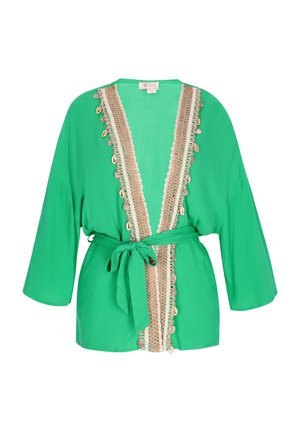Rochie de tip kimono de culoare verde, cu mâneci largi, o curea la talie și detalii decorative din dantelă bej pe decolteu. Material ușor.