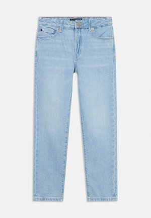 Jeans din denim de culoare albastru deschis, cu o croială lejeră, design cu cinci buzunare și prindere cu un buton metalic. Textură uzată pe întreaga țesătură.