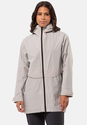 Veste imperméable gris clair avec capuche, fermée par un zip sur toute la longueur, taille ajustable et poches latérales. Présente une texture lisse et mate.