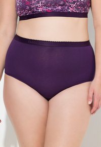 Mutande viola a vita alta con una texture liscia. Presentano una vita elastica ondulata e un design senza cuciture per il massimo del comfort.