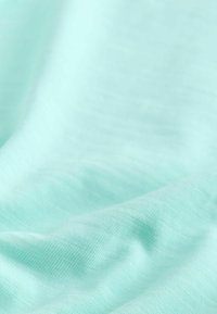 Svetlo tyrkysová látka s jemnou, hladkou textúrou a mierne priehľadným vzhľadom, s jemnými záhybmi a jemným vzorom tkania.