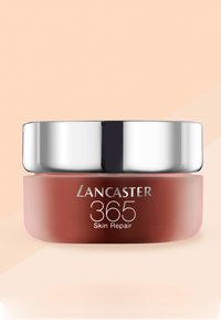 Lancaster 365 Skin Repair kräm i en rund, matt rödbrun burk med ett metalliskt silverfärgat lock som har ett svart accentband.