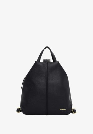 Juodas odinis kuprinės kraštas su tekstūruotu paviršiumi, trikampės formos, reguliuojamomis petnešomis ir šonine užtrauktuko kišene. Puoštas auksiniu prekės ženklu.