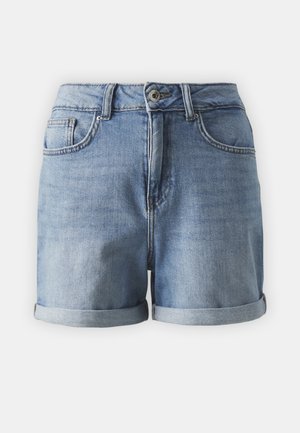 Shorts din denim de culoare bleu deschis, cu margini răsucite, design cu cinci buzunare și fermoar frontal. Include închidere cu nasture metalic și o textură ușor estompată.
