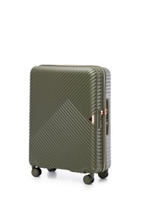 Maleta rígida en verde oliva con textura acanalada diagonal, hardware en oro rosa y cuatro ruedas para una fácil movilidad.