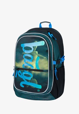 Černý a modrý batoh se geometrickým tečkovaným vzorem, velkým kontrastním písmem, kapsami na zip a bočními síťovými kapsami.