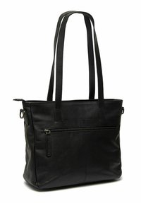 Bolso tote de cuero negro con dos asas largas, que cuenta con un bolsillo frontal con cremallera y una textura suave. Diseño rectangular simple sin adornos.