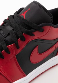 Jordan AIR JORDAN 1 LOW - Sportcipő - gym red/black/white